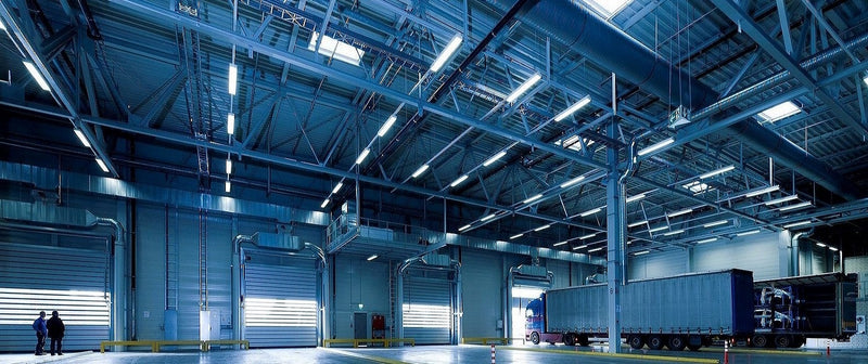 Entrepôt, usine, atelier avec éclairage et lumière à LED. Produits et solution à LED pour le pro professionnel et industrie et entreprise