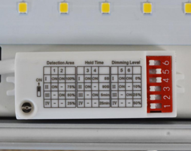 Boitier étanche LED intégrées avec détecteur radiofréquence - Traversant - Miidex Lighting
