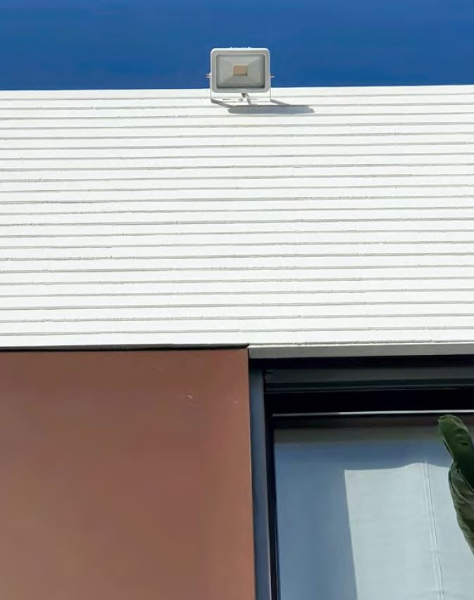 Projecteur LED détecteur mouvement sur toiture bâtiment 